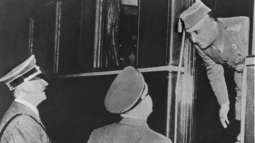 Franco bajando del tren a su llegada a la estación