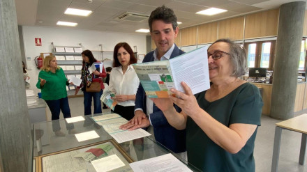 La directora del Arquivo y Javier Arias