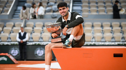 Carlos Alcaraz, con su copa de Los Mosqueteros de Roland Garros