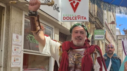 César Augusto levanta la mano