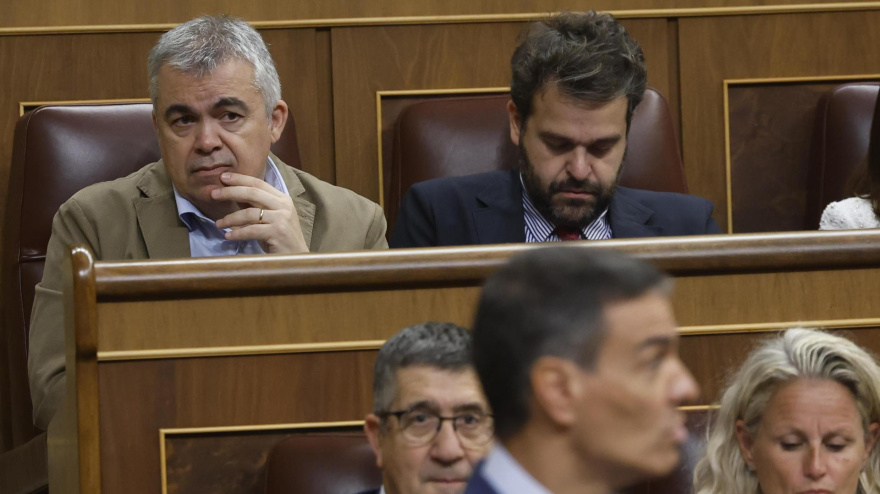 Gesto de preocupación del número 3 del PSOE en la sesión de control al Gobierno en el Congreso