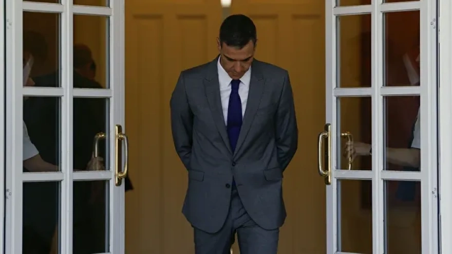 Pedro Sánchez caminando cabizbajo en la Moncloa