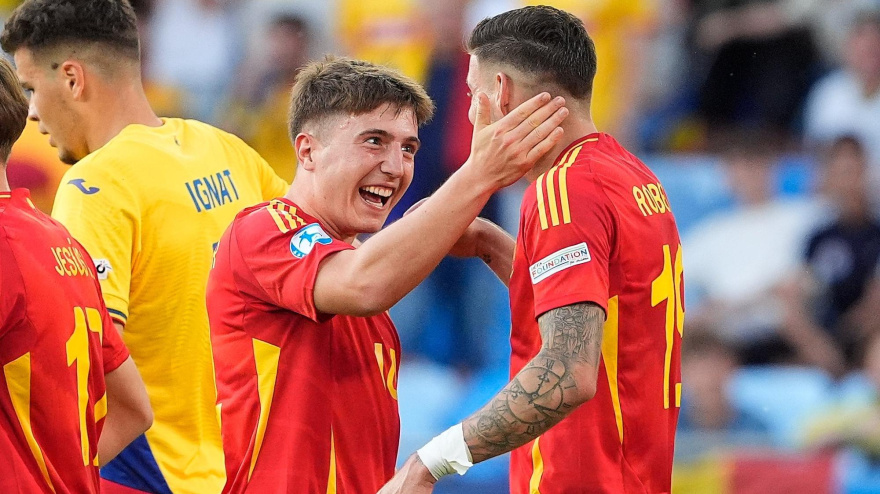 Jauregizar y Roberto Fernández celebran uno de los goles de España ante Rumanía