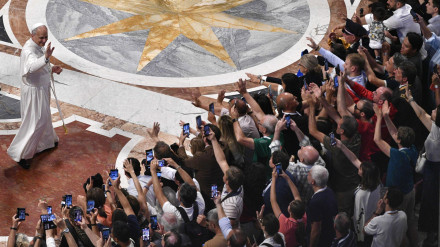 El Papa León XIV saluda a los participantes en el Jubileo del Deporte en la Basílica de San Pedro