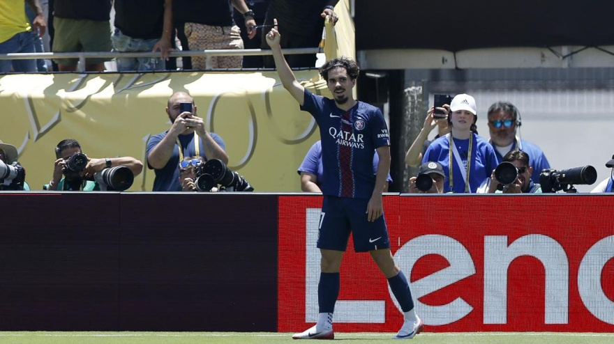 Vitinha celebra el gol del PSG al Atlético de Madrid