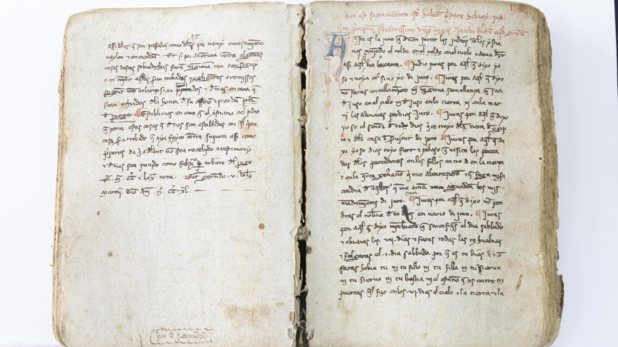 Vista de un códice en la convocatoria donde se ha dado a conocer una operación de recuperación de documentos de este tipo de alto valor histórico, este martes en el Archivo General de la Comunidad de Murcia. EFE/Marcial Guillén