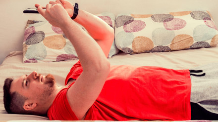 6 de cada 10 españoles miran el móvil al levantarse y es lo último que hacen antes de dormir
