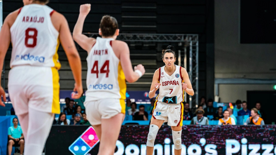 Las jugadoras de España celebran una acción ante Alemania