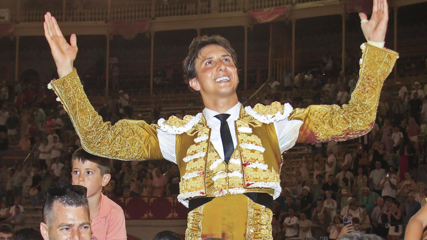 Roca Rey, en su salida a hombros este sábado en Alicante