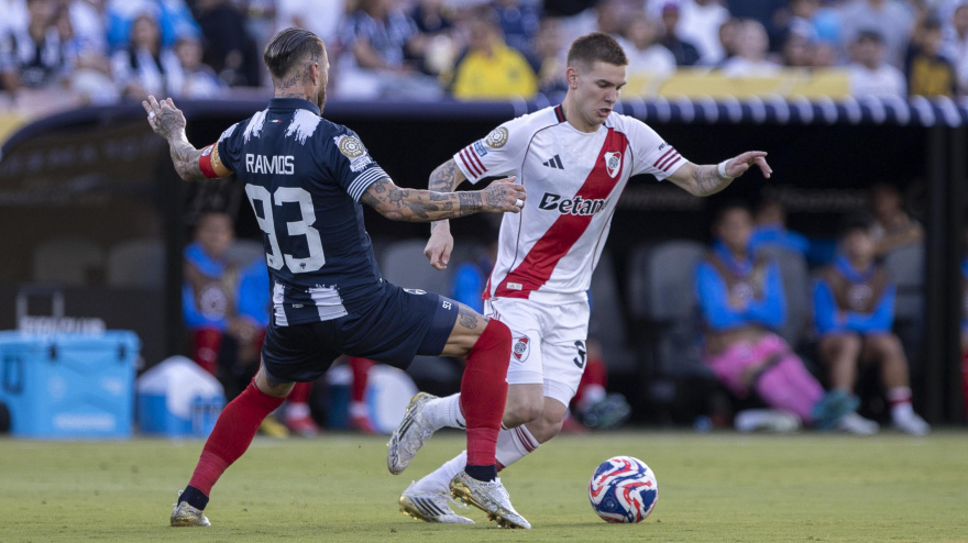 El argentino Mastantuono intenta regatear a Sergio Ramos durante el River Plate-Monterrey.