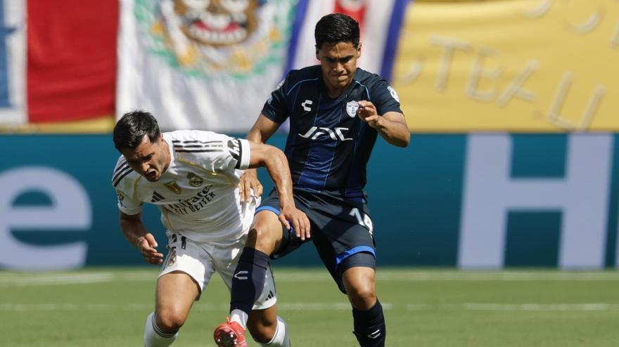 CHARLOTTE (United States), 22/06/2025.- Carlos Sanchez of Pachuca (R) in action against Brahim Diaz of Real Madrid (L) during the FIFA Club World Cup 2025 match between Real Madrid and Pachuca in Charlotte, North Carolina, USA, 22 June 2025. (Mundial de Fútbol) EFE/EPA/ERIK S. LESSER