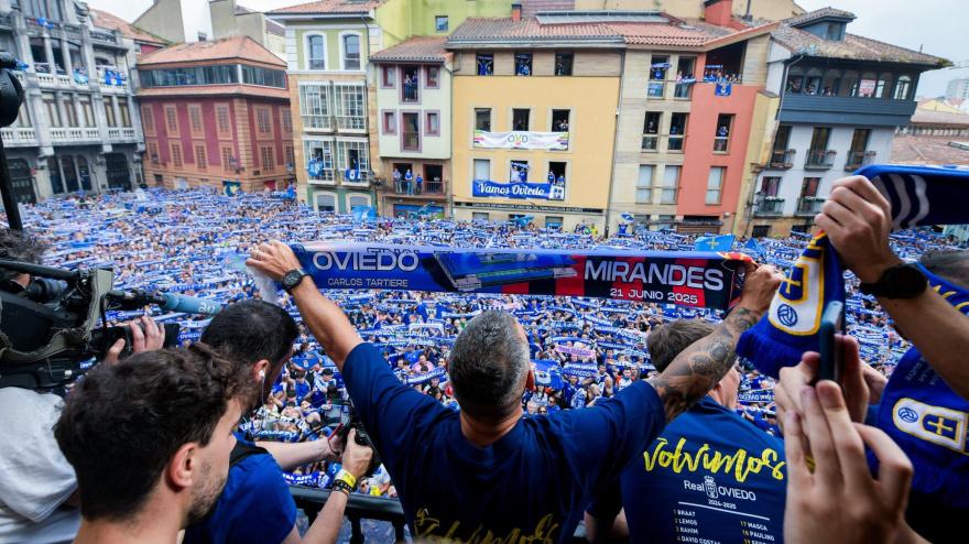 Santi Cazorla celebra el ascenso desde el balcón del Ayuntamiento