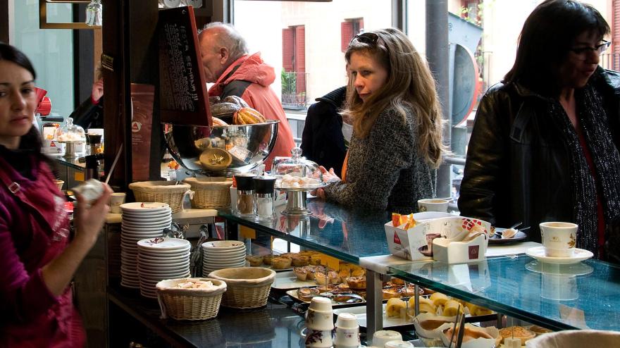 Barra de una cafetería en Madrid