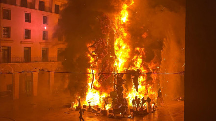 La Hoguera Oficial ardió de manera impecable.