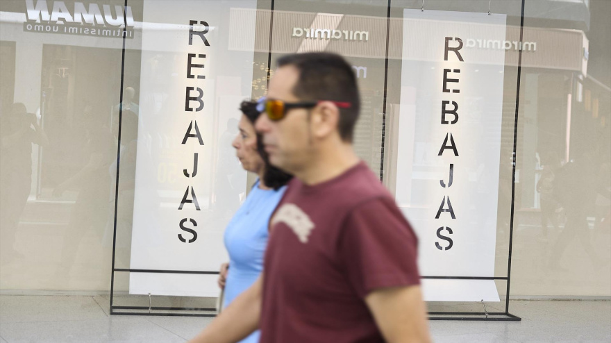 Un escaparate anuncia que han comenzado las rebajas de verano