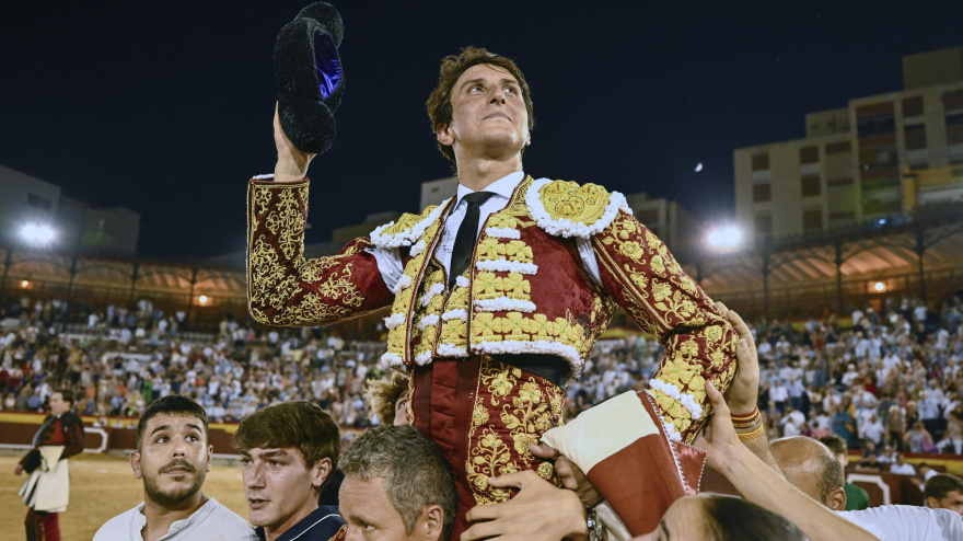 Andrés Roca Rey, a hombros este sábado en la plaza de toros de Castellón