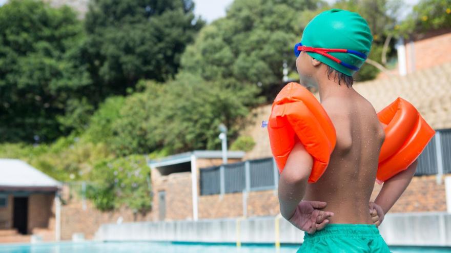 ¿Miras la etiqueta de los manguitos y flotadores de tus hijos?