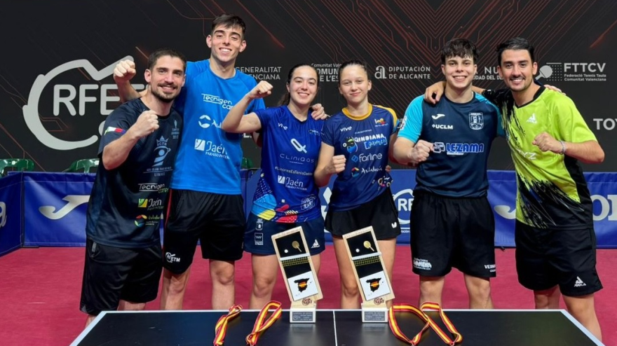 Éxito rotundo para el tenis de mesa linarense en La Nucía con títulos cadete y medallas en dobles