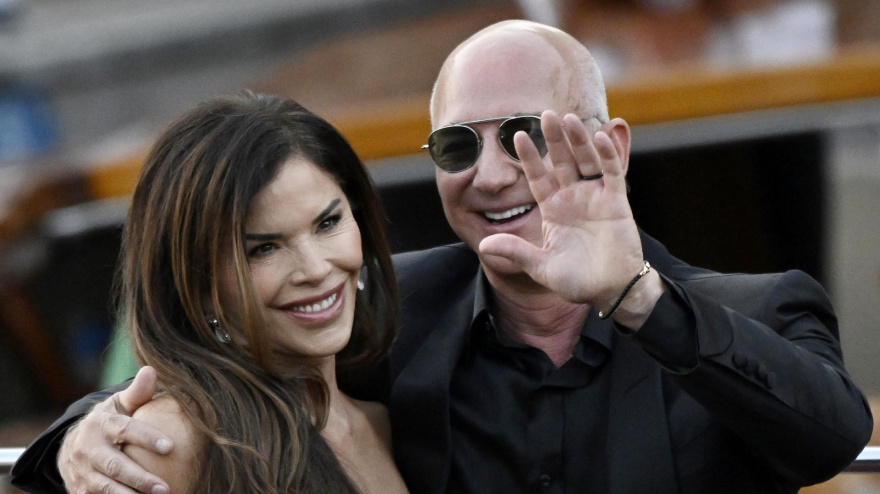 Jeff Bezos, junto a su esposa, Lauren Sánchez, tras su boda en Venecia