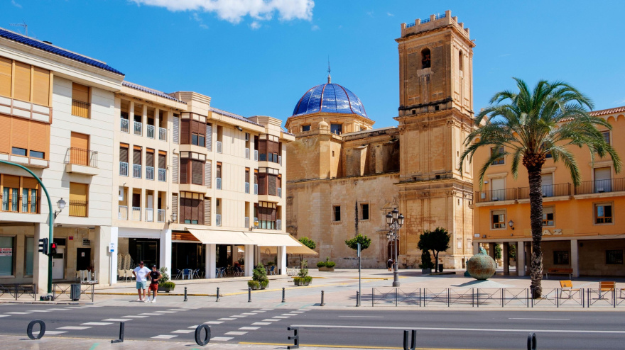 Vista panorámica de la Plaza Palacio de Elche con la Basílica Menor de Santa María