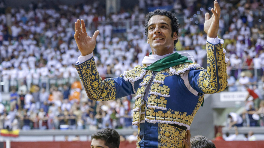 Morenito de Aranda en su salida a hombros del Coliseum Burgos este miércoles