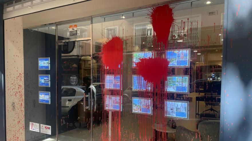 Acto vandálico contra una inmobiliaria en Palma.