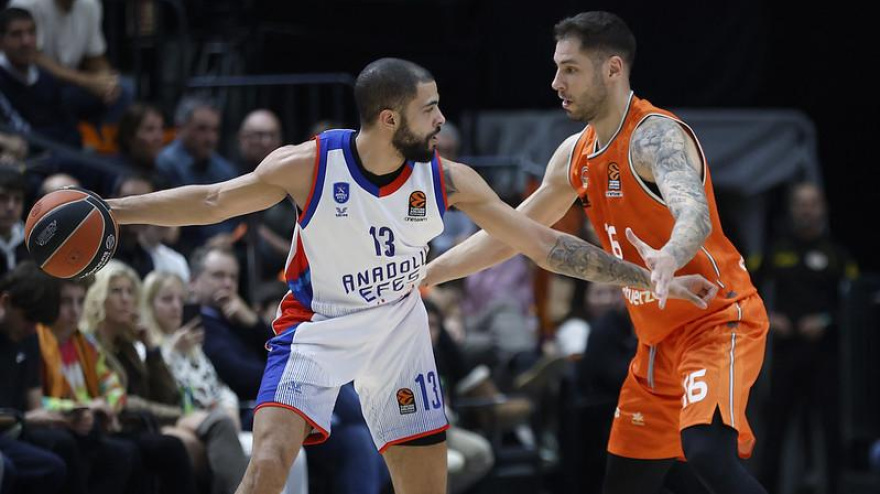 Darius Thompson es defendido por Stefan Jovic en la Fonteta en la 23/24
