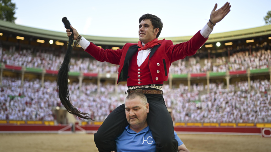 Guillermo Hermoso de Mendoza, saliendo a hombros en Pamplona con el rabo cortado