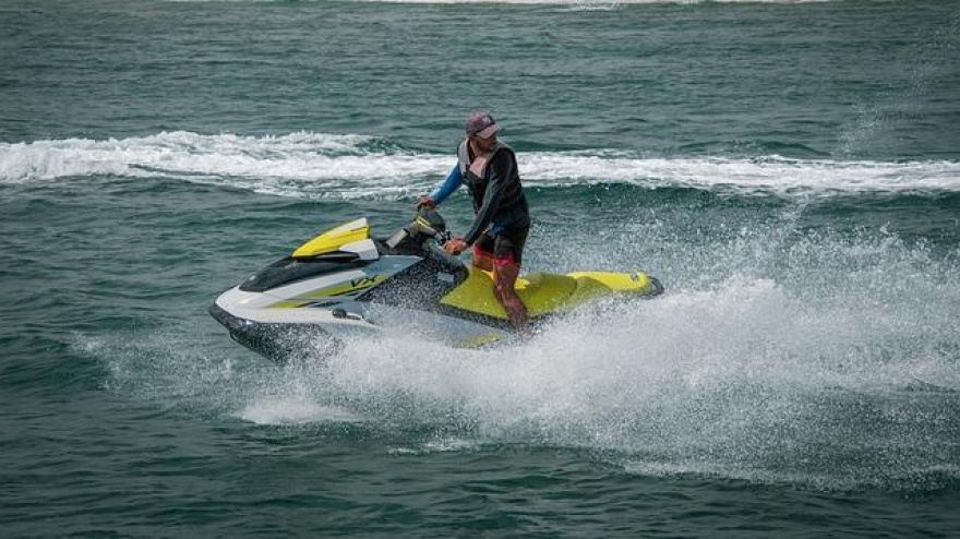 Turista conduciendo una moto de agua.