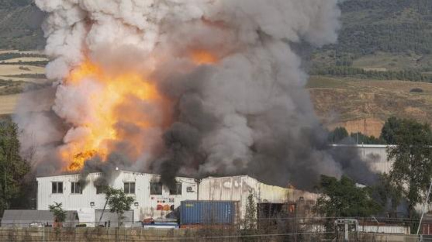 Nave de reciclaje de baterías de litio incendiada en el Polígono Ródano de Azuqueca de Henares