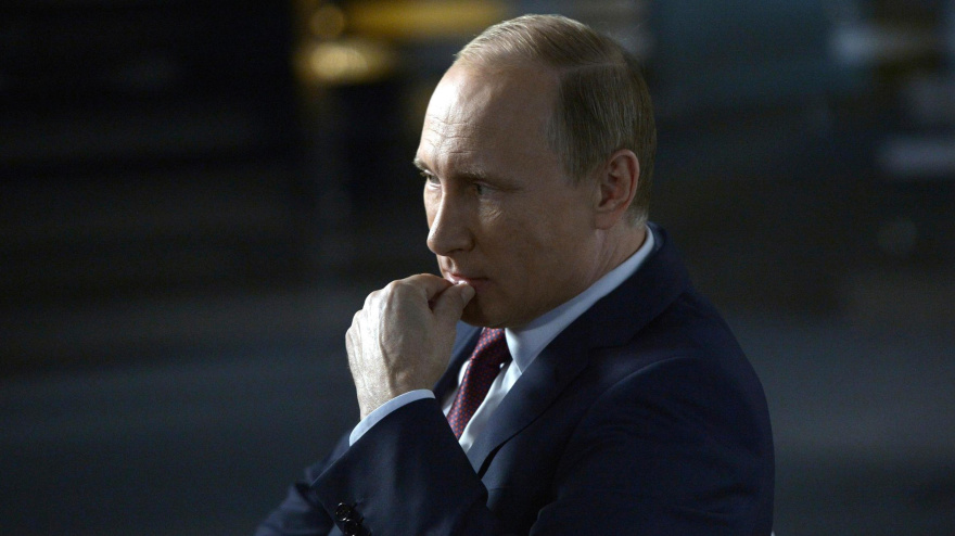 El presidente ruso, Vladimir Putin, durante una entrevista con un canal de televisión de Rusia en 2015