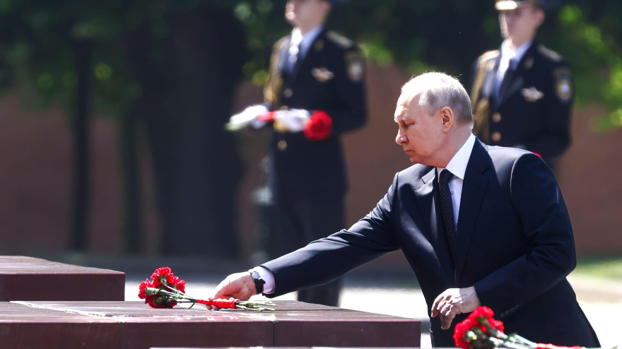 Putin coloca una rosa sobre la tumba de un soldado ruso muerto en combate