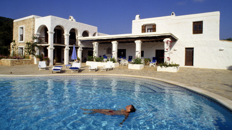 Una mujer de vacaciones en una villa en Ibiza