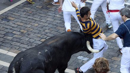 Cornada en el segundo encierro de los sanfermines de Pamplona.