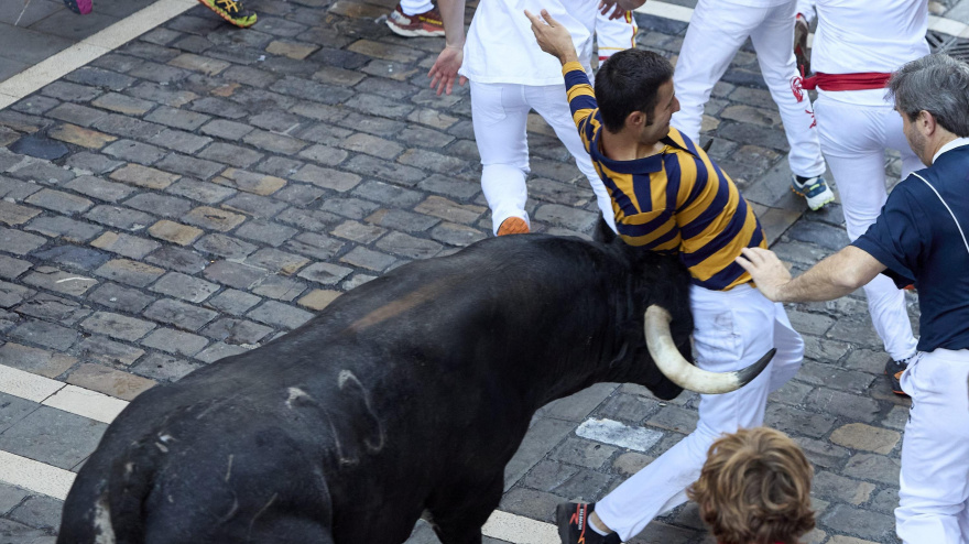 Cornada en el segundo encierro de los sanfermines de Pamplona.