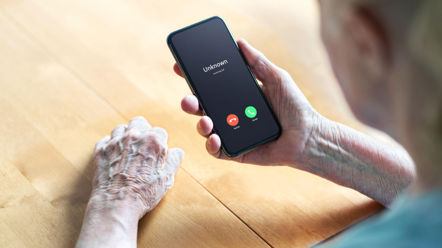 Una mujer recibe una llamada de un número desconocido