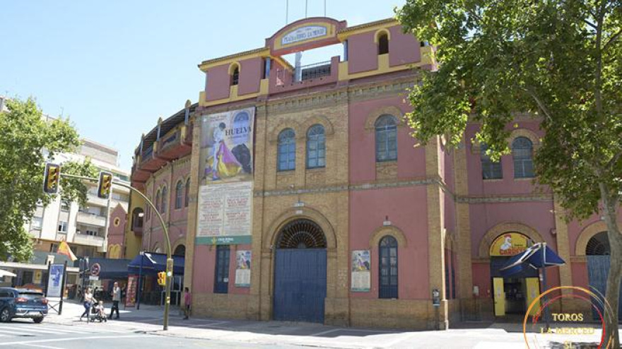 La lona con los carteles de las Colombinas 2025 ya está colocada en La Merced