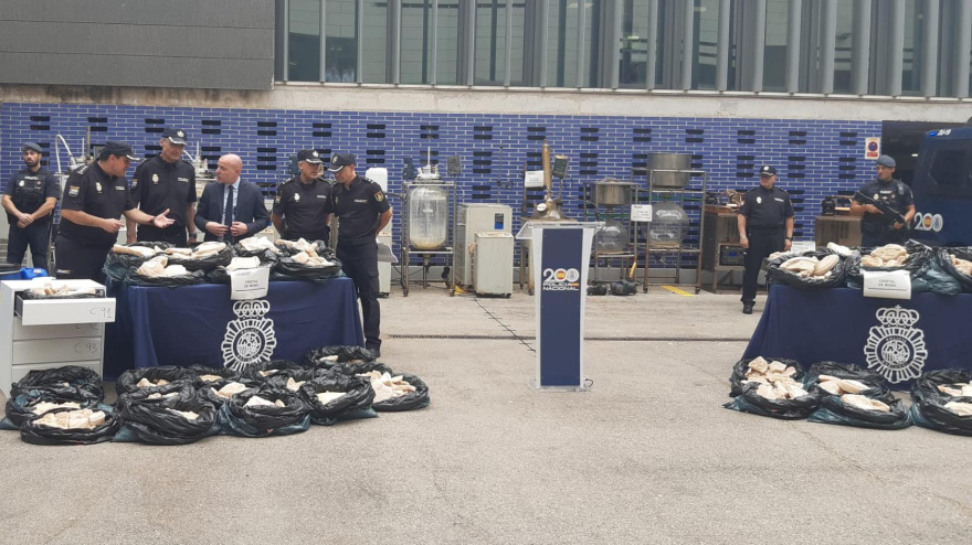 La Policía Nacional junto a la droga incautada en el polígono de l'Atmella (Tarragona)