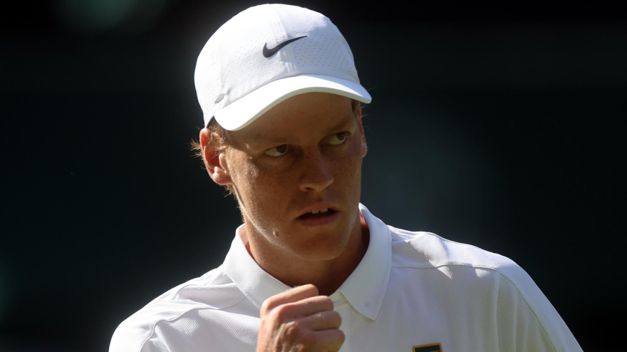 Jannik Sinner celebra un punto ante Djokovic