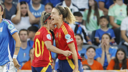 Athenea celebra con Alexia Putellas el 1-1 de España contra Italia