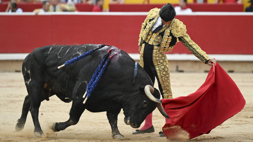 Natural de Pablo Aguado al tercer toro de Jandilla