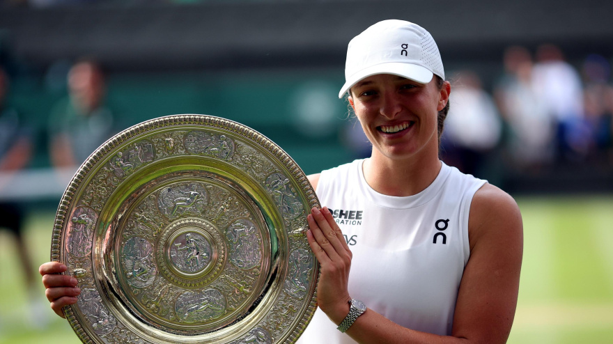 Swiatek posa con el trofeo de Wimbledon