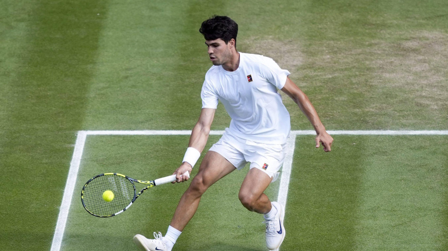Carlos Alcaraz golpea una pelota durante la final de Wimbledon