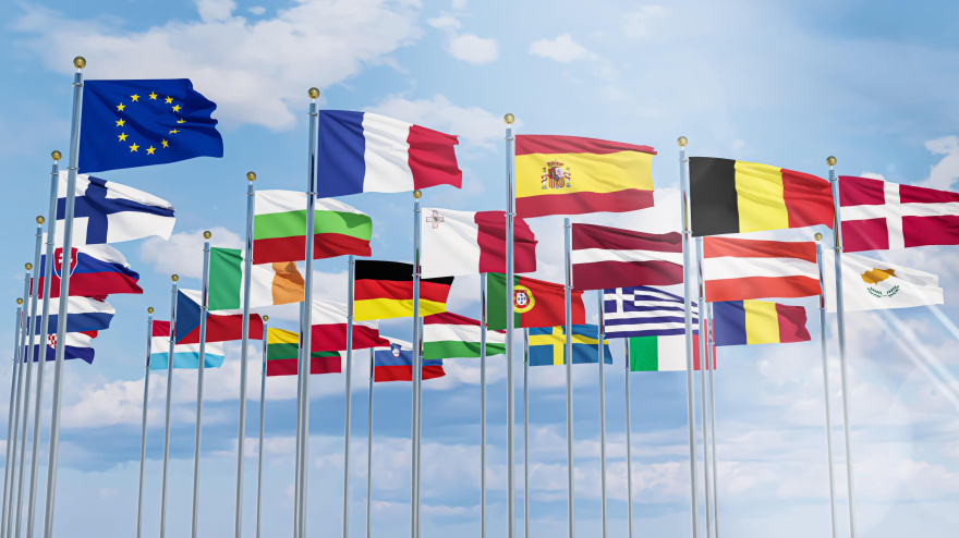Banderas de la Unión Europea ondeando en el cielo