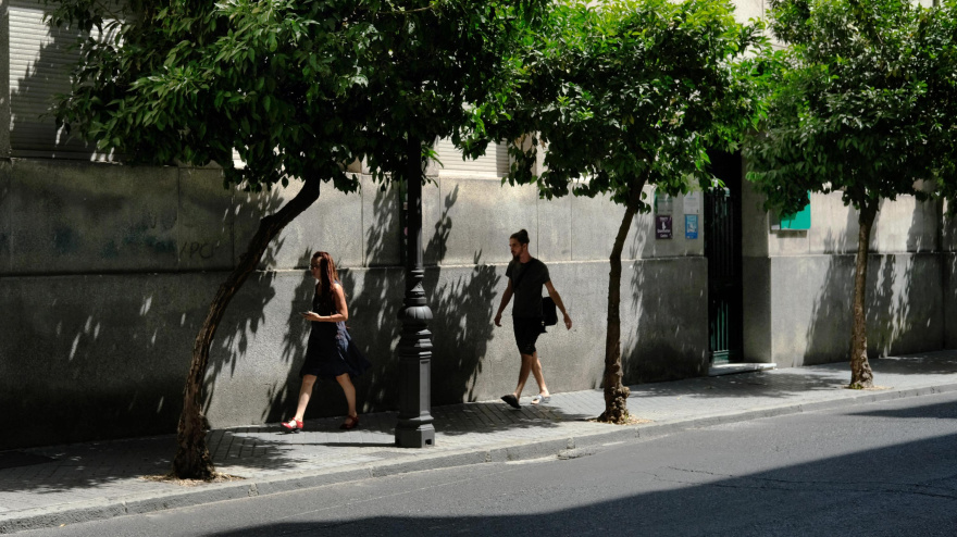 Vecinos de Sevilla paseando por la sombra