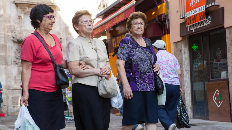Tres mujeres mayores pasean por Valencia