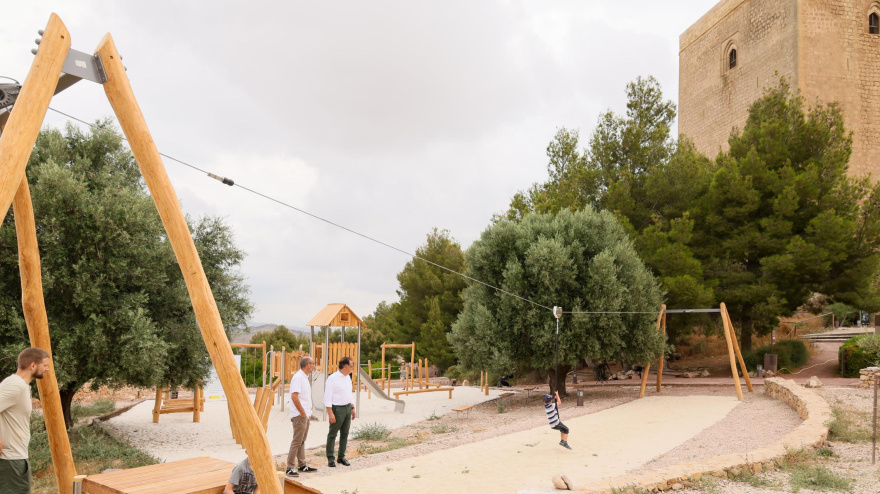 Parque infantil del castillo de Lorca, que incluye una tirolina