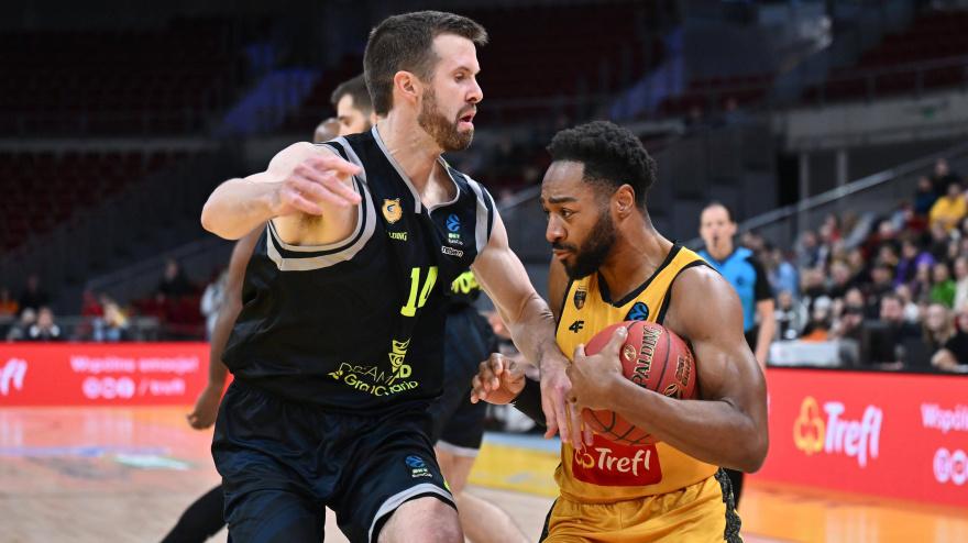 John Shurna en una acción defensiva con Gran Canaria en la Eurocup