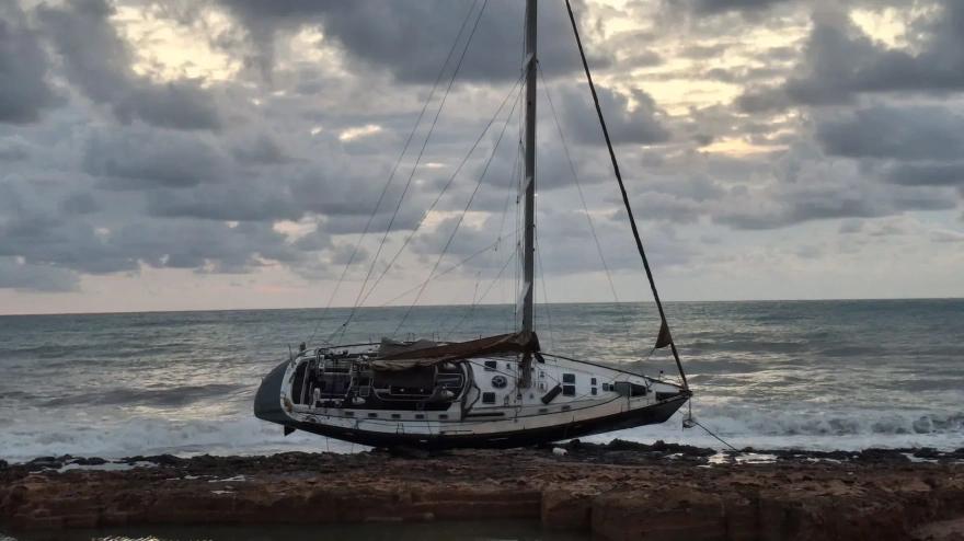 Velero encallado en Jávea.