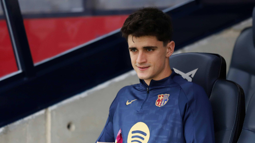 Pau Víctor sentado en el banquillo durante un partido del Barcelona